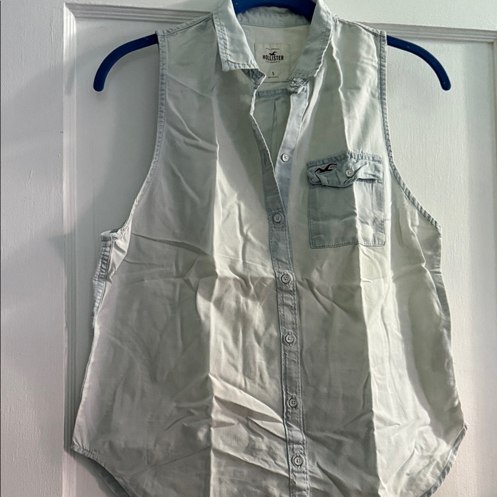 Hollister Men's Light Gray Sleeveless Button Down Shirt